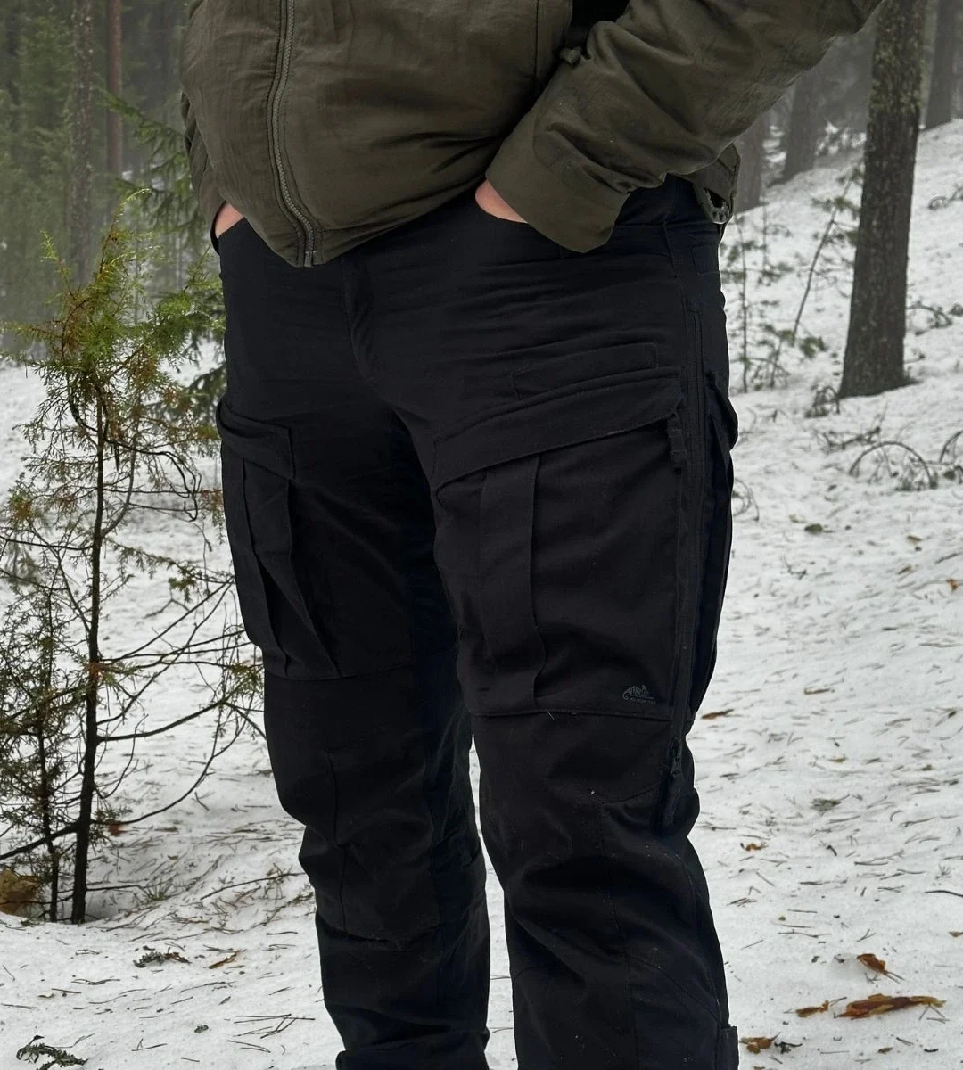 HELIKON-TEX MCDU taktikalised püksid kandmisel