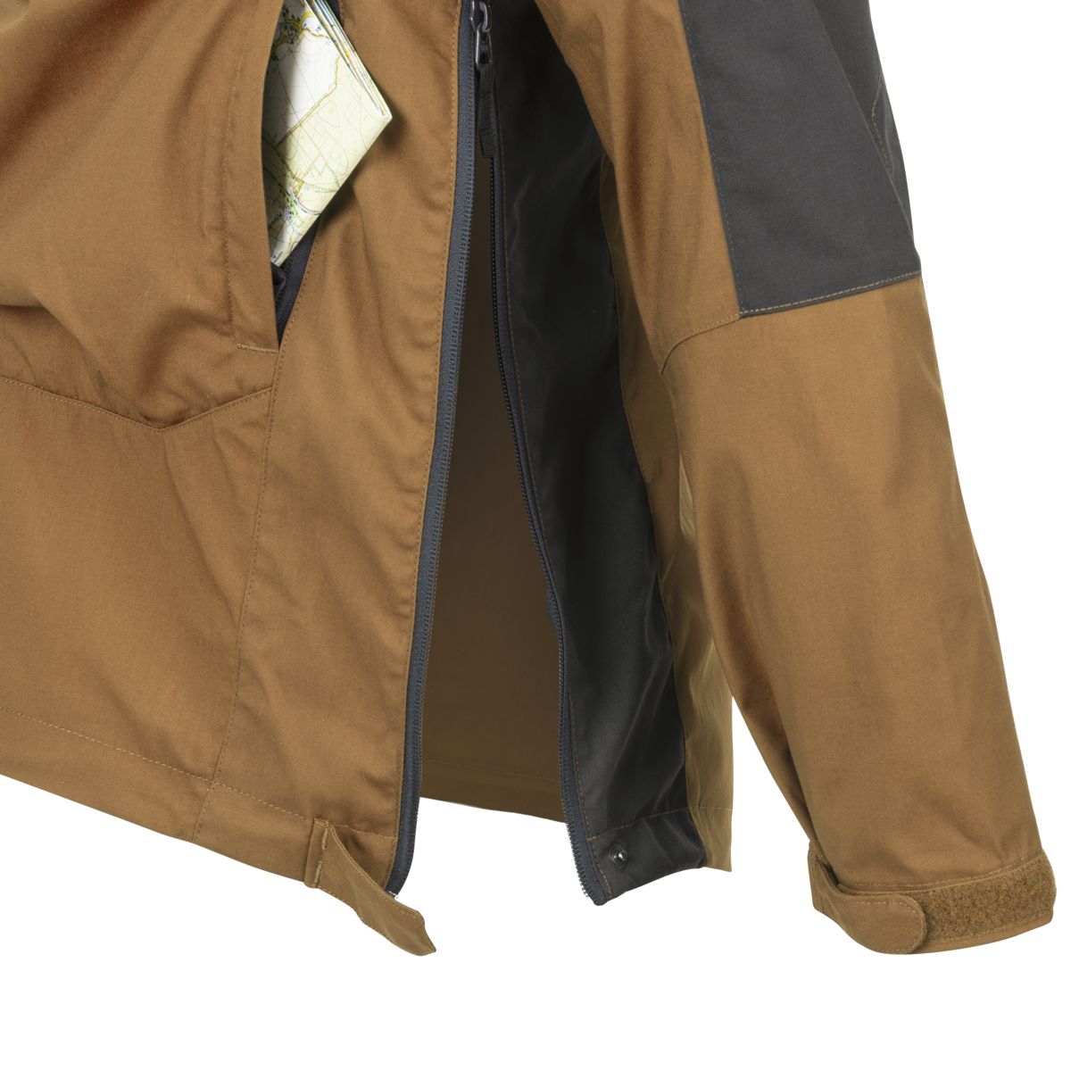 Helikon-Tex Woodsman Anorak matkajope pikad külgmised lukud, mis ulatuvad kaenlaalusteni ja võimaldavad ventilatsiooni.
