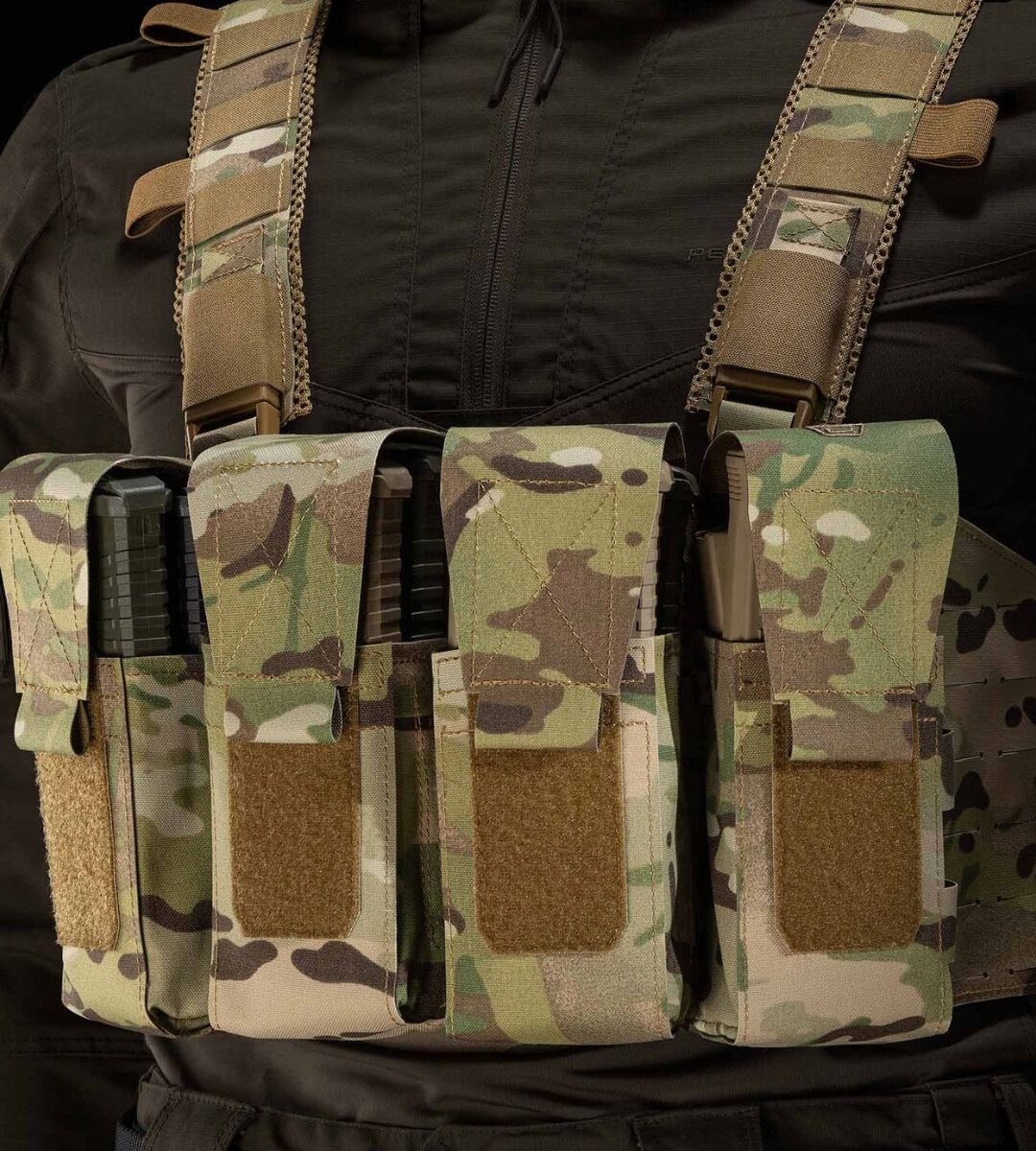 PENTAGON AMINA Hybrid Recon Chest Rig eestvaade koos salvetaskute ja MOLLE-kinnitustega